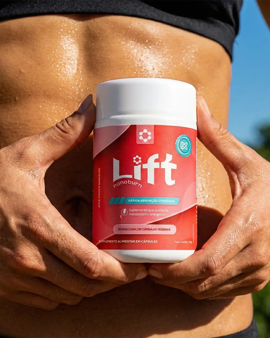 O pote do Lift Nanoburn nas mãos